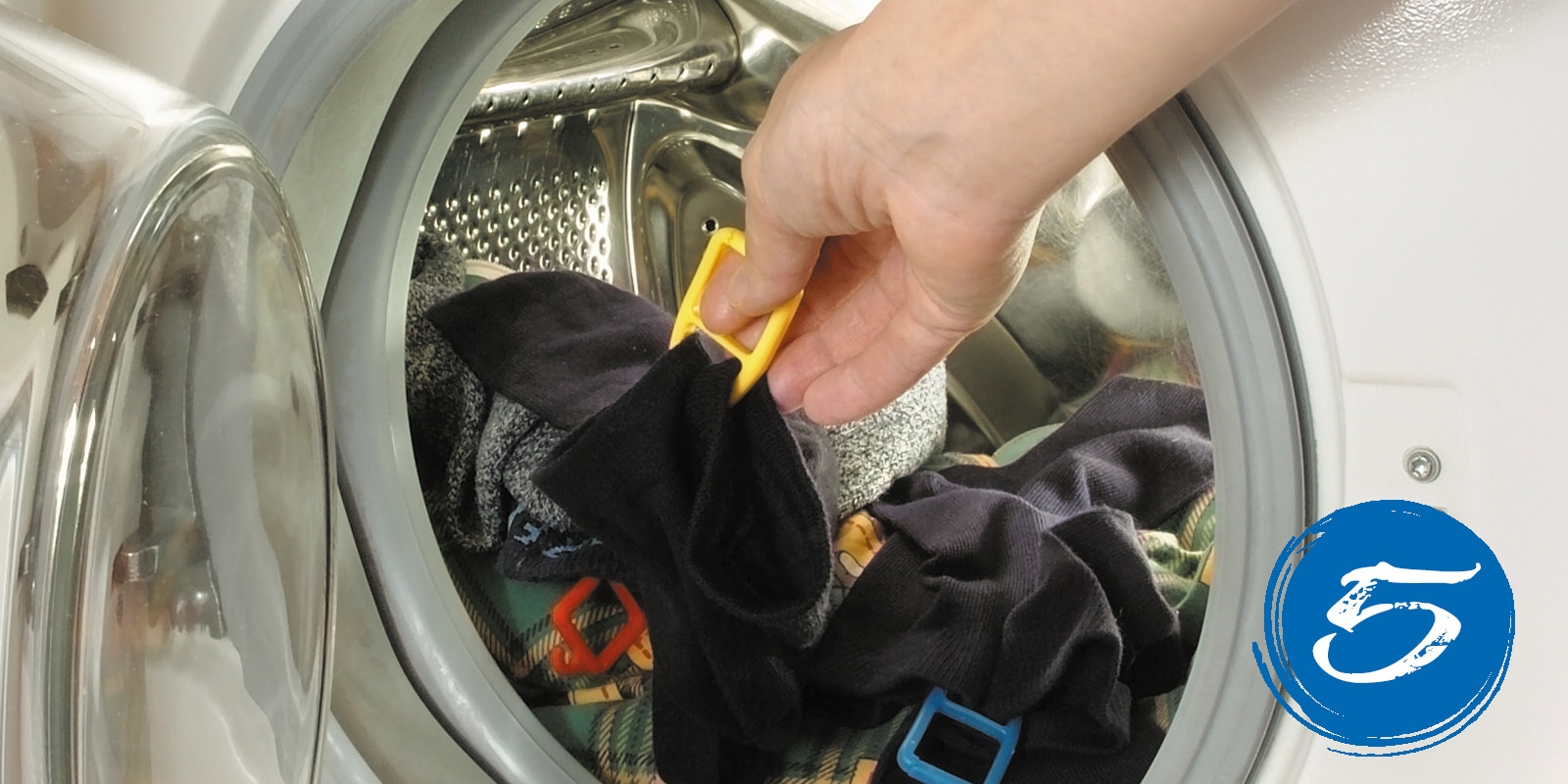 Sockensortierer mit Sockenpaar in Waschmaschine oder Trockner einlegen